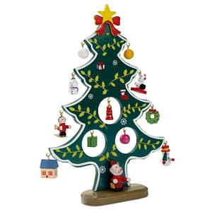 Houten kerstboom met decoratie