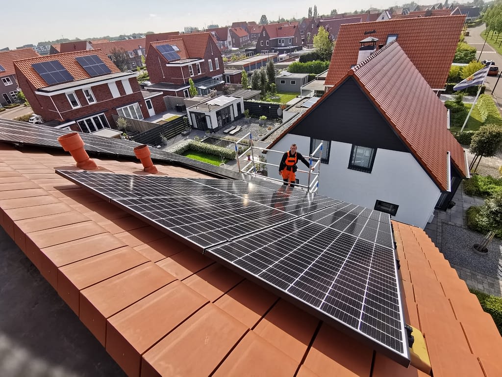 zonnepanelen monteur