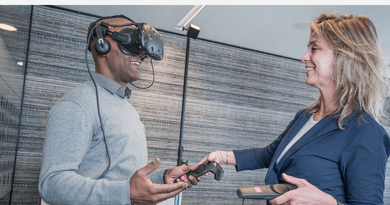 Coach geeft uitleg over de VR-game