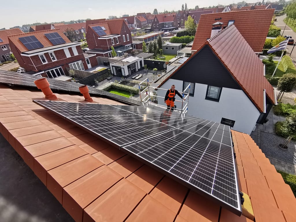 zonnepanelen monteur
