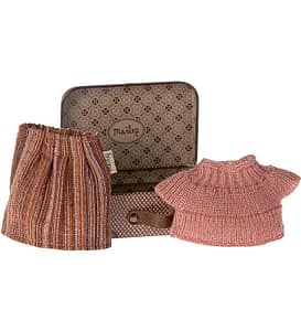 Maileg - Knitted blouse and skirt in suitcase - grandma mouse
