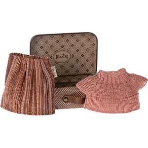 Maileg - Knitted blouse and skirt in suitcase - grandma mouse