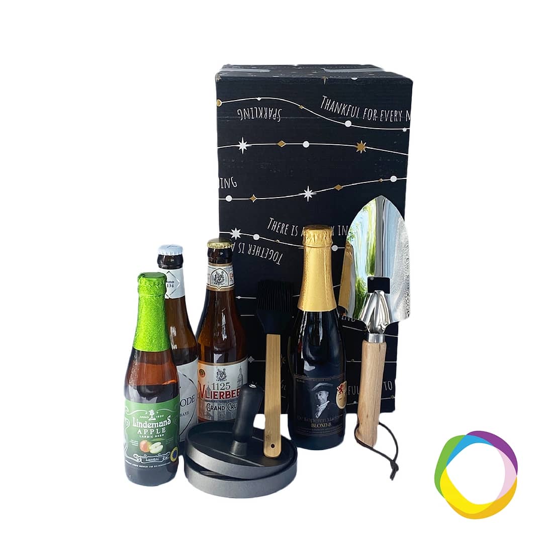 Gift Box Gardening time Gardening Gift Boxes are the perfect gift for the aspiring or expert gardener on your list. This gardening box contains a stainless steel garden shovel with wooden handle and integrated bottle opener. Vlierbeek Grand Cru, Averbode 33cl, Lindemans Apple beer & De Koperen Markies Blond. A Hamburger set with hamburger press and barbecue brush. The set to make the perfect burger! Who says you have to have a green thumb to enjoy toiling in the garden? Shovel & hamburger set can be customized. Every box is adaptable to your demand. Magnus Business Gifts is your partner for merchandising, gadgets or unique business gifts since 1967. Certified with Ecovadis gold!