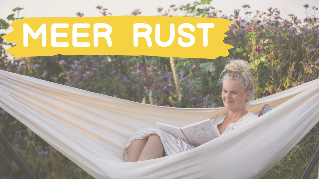 Je gaat op vakantie om uit te rusten. Ik zie het alleen vaak misgaan voor en na de vakantie: te druk en te veel stress. De vakantie lijkt bijna zijn doel voorbij te gaan en veroorzaakt juist een enorme piek in werkdruk en stress. Na deze video besef je of jij, en hoe jij, uit diezelfde val kunt stappen en hoe je dit gedrag kunt veranderen.