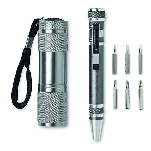 Gadget with logo COMBITOOL. Aluminium multi tool gadget with logo in pen shape with 9 LED aluminium torch. Includes 3 slotted and 3 Phillips screwdriver heads. 3 AAA batteries excluded. Presented in box. Depending on the surface we can use embroidery, engraving, 360° imprint or screenprint.
