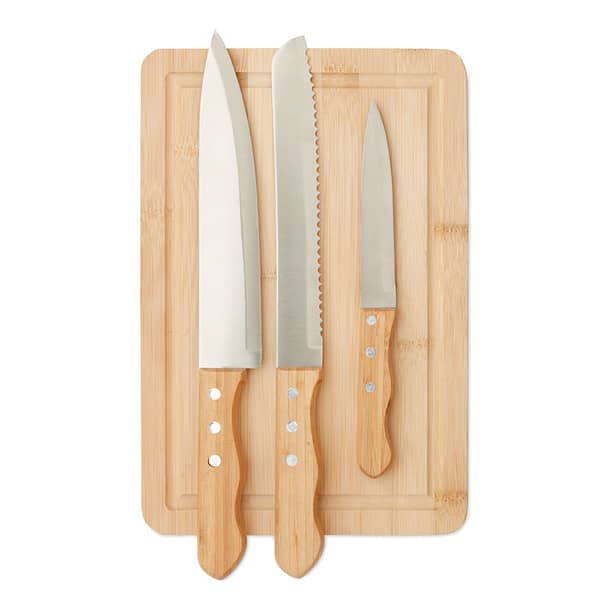 Gadget with logo Cutting board set SHARP CHEF Cutting board set in bamboo with 3 stainless steel knives with bamboo handles. All 3 knives have a bamboo handle for a natural look and nice grip. Bamboo is a natural product, there may be slight variations in colour and size per item, which can affect the final decoration outcome. Dimensions: 36.5X21X3CM Width: 21 cm Length: 36.5 cm Height: 3 cm Volume: 3.1 cdm3 Gross Weight: 1.16 kg Net Weight: 0.653 kg Magnus Business Gifts is your partner for merchandising, gadgets or unique business gifts since 1967. Certified with Ecovadis gold!