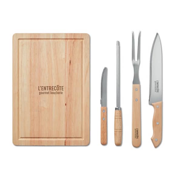 BBQ Gadget with logo GRILLE Set Set of 4 stainless steel barbecue grilling accessories with cutting board in polyester pouch. Includes a meat cleaver, knife, fork and sharpening bar. Bamboo is a natural product, there may be slight variations in color and size per item, which can affect the final decoration outcome. Available color: Black Dimensions: 36X3X24CM Width: 3 cm Length: 36 cm Height: 24 cm Volume: 3.333 cdm3 Gross Weight: 1.233 kg Net Weight: 1.113 kg Magnus Business Gifts is your partner for merchandising, gadgets or unique business gifts since 1967. Certified with Ecovadis gold 2022!