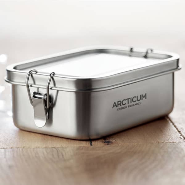 Lunchbox with logo CHAN Stainless steel lunchbox with logo. Capacity 750 ml. Strong and secure side buckles. Depending on the surface we can use embroidery, engraving, 360° imprint or screen print.