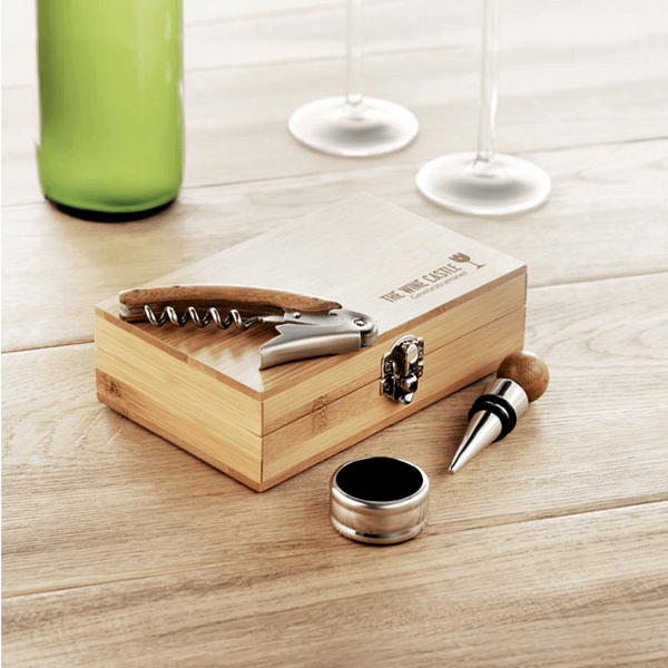 Wine accessoire with logo box set SONOMA Wine set in bamboo box includes a corkscrew, wine collar, and stopper in stainless steel and bamboo. Bamboo is a natural product, there may be slight variations in colour and size per item, which can affect the final decoration outcome. Available color: Wood Dimensions: 16X10X4.5CM Width: 10 cm Length: 16 cm Height: 4.5 cm Volume: 1.528 cdm3 Gross Weight: 0.415 kg Net Weight: 0.342 kg Magnus Business Gifts is your partner for merchandising, gadgets or unique business gifts since 1967. Certified with Ecovadis gold!