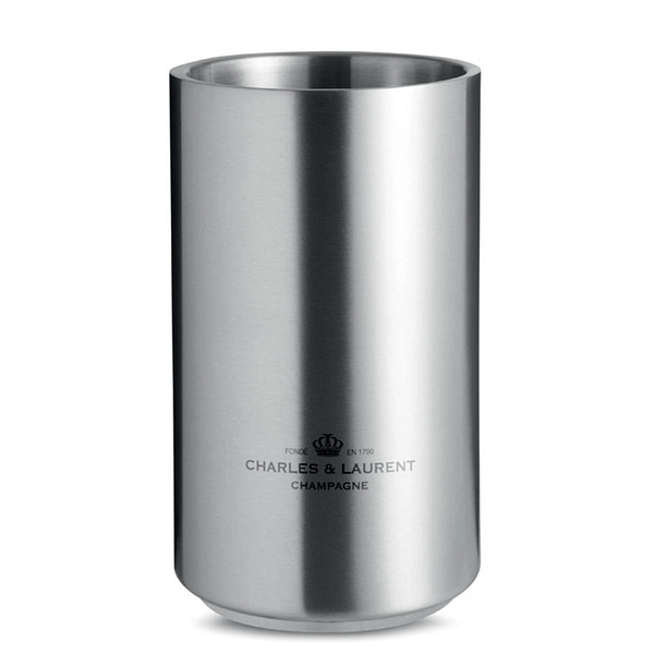Wine accessoire with logo Bottle cooler COOLIO Double wall stainless steel bottle cooler in round shape. Available color: Matt Silver Dimensions: Ã˜11,5X18,5 CM Height: 18.5 cm Diameter: 11.5 cm Volume: 3.797 cdm3 Gross Weight: 0.697 kg Net Weight: 0.575 kg Magnus Business Gifts is your partner for merchandising, gadgets or unique business gifts since 1967. Certified with Ecovadis gold!