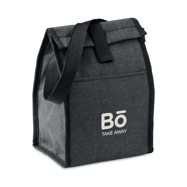 Gadget with logo Lunch box BOBE Insulated lunch bag in 600D RPET with front pocket. Capacity 3L. Insulation material: 2 mm PE foam with aluminium foil. Keep your food and drinks fresh with his bag made from recycled PET plastic. Bring a healthy home made lunch to work or take the bag with you to a picnic. Available color: Black Dimensions: 26X14X18CM Width: 14 cm Length: 26 cm Height: 18 cm Volume: 0.89 cdm3 Gross Weight: 0.1 kg Net Weight: 0.088 kg Magnus Business Gifts is your partner for merchandising, gadgets or unique business gifts since 1967. Certified with Ecovadis gold!