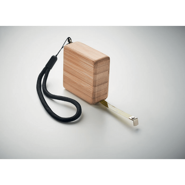 Gadget with logo Measuring tape SOKUTEI 1M bamboo square measuring tape including wrist strap. A useful tool for measuring items with a natural touch thanks to the bamboo casing. Bamboo is a natural product, there may be slight variations in colour and size per item, which can affect the final decoration outcome. Available color: Wood Dimensions: 16,5X4,5X2CM Width: 4.5 cm Length: 16.5 cm Height: 2 cm Volume: 0.085 cdm3 Gross Weight: 0.037 kg Net Weight: 0.035 kg Magnus Business Gifts is your partner for merchandising, gadgets or unique business gifts since 1967. Certified with Ecovadis gold!