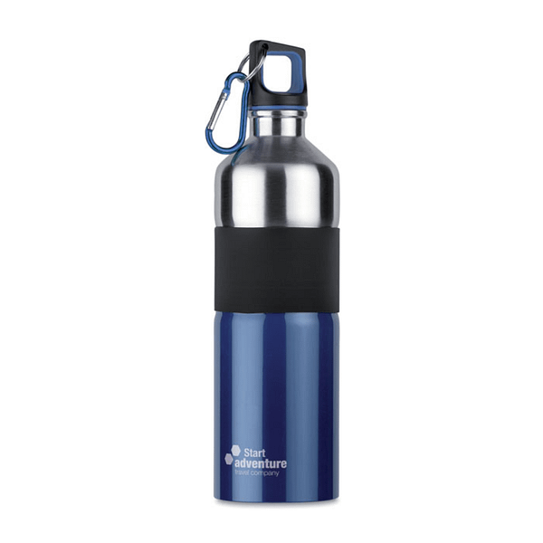 Water bottle with logo TENERE Single wall bicolour stainless steel water bottle with logo with rubber grip and carabiner hook. Capacity: 750 ml. Leak free. The carabiner is not for climbing (non professional use). Available color: Blue, Black, Red, Matt Silver Dimensions: Ã˜7X26,5 CM Height: 26.5 cm Diameter: 7 cm Volume: 1.764 cdm3 Gross Weight: 0.204 kg Net Weight: 0.162 kg Magnus Business Gifts is your partner for merchandising, gadgets or unique business gifts since 1967. Certified with Ecovadis gold!