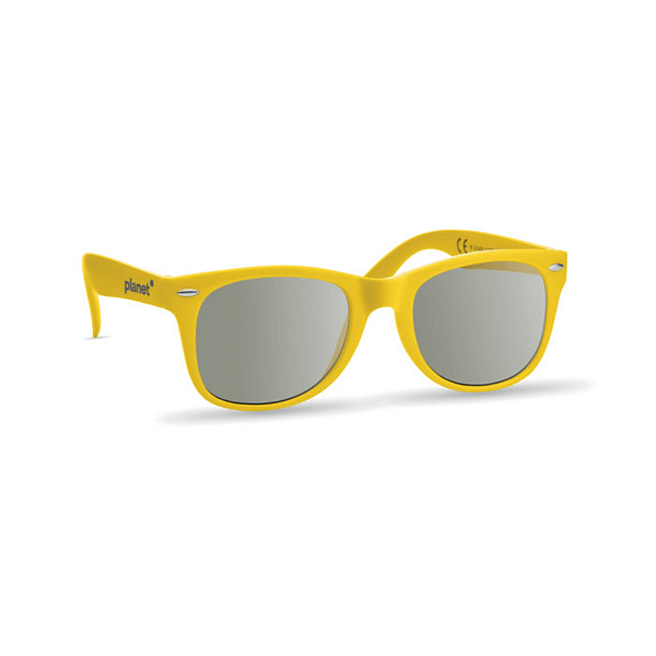 Gadget with logo Sunglasses AMERICA Classic and stylish sunglasses with logo with UV400 protection. Available color: Yellow, Black, Red, Fuchsia, Orange, Lime, Blue, White. Dimensions: 14X4,6X14 CM Width: 4.6 cm Length: 14 cm Height: 14 cm Volume: 0.176 cdm3 Gross Weight: 0.028 kg Net Weight: 0.022 kg Magnus Business Gifts is your partner for merchandising, gadgets or unique business gifts since 1967. Certified with Ecovadis gold!