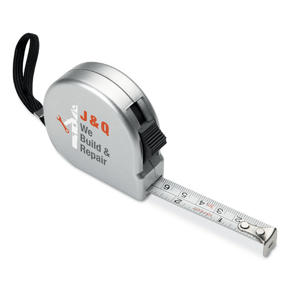 Gadget with logo Measuring tape MELO 2m ABS professional measuring tape with logo in matt silver case. Includes hand strap and shiny silver metal clip. Available color: Matt Silver Dimensions: 6X5,5X2,3 CM Width: 5.5 cm Length: 6 cm Height: 2.3 cm Volume: 0.213 cdm3 Gross Weight: 0.077 kg Net Weight: 0.059 kg Magnus Business Gifts is your partner for merchandising, gadgets or unique business gifts since 1967. Certified with Ecovadis gold!