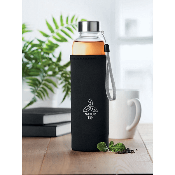 Water bottle with logo UTAH TEA Single wall in high borosilicate glass bottle with tea infuser and neoprene pouch. Not suitable for carbonated drinks. Capacity 500 ml. Leak free. Laser engraving is not possible on borosilicate glass. Available color: Black Dimensions: Ã˜6X24CM Height: 24 cm Diameter: 6 cm Volume: 1.723 cdm3 Gross Weight: 0.415 kg Net Weight: 0.358 kg Magnus Business Gifts is your partner for merchandising, gadgets or unique business gifts since 1967. Certified with Ecovadis gold!