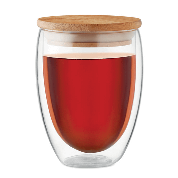 Mug with logo TIRANA MEDIUM Double wall high borosilicate glass with bamboo lid with silicone ring. Capacity 350 ml. Available color: Transparent Dimensions: 8.5X13CM Width: 9 cm Length: 9.5 cm Height: 13.5 cm Volume: 2.042 cdm3 Gross Weight: 0.298 kg Net Weight: 0.211 kg Bamboo is a natural product, there may be slight variations in colour and size per item, which can affect the final decoration outcome. Magnus Business Gifts is your partner for merchandising, gadgets or unique business gifts since 1967. Certified with Ecovadis gold!