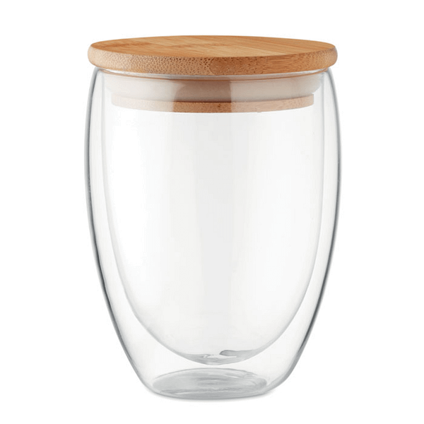 Mug with logo TIRANA MEDIUM Double wall high borosilicate glass with bamboo lid with silicone ring. Capacity 350 ml. Available color: Transparent Dimensions: 8.5X13CM Width: 9 cm Length: 9.5 cm Height: 13.5 cm Volume: 2.042 cdm3 Gross Weight: 0.298 kg Net Weight: 0.211 kg Bamboo is a natural product, there may be slight variations in colour and size per item, which can affect the final decoration outcome. Magnus Business Gifts is your partner for merchandising, gadgets or unique business gifts since 1967. Certified with Ecovadis gold!
