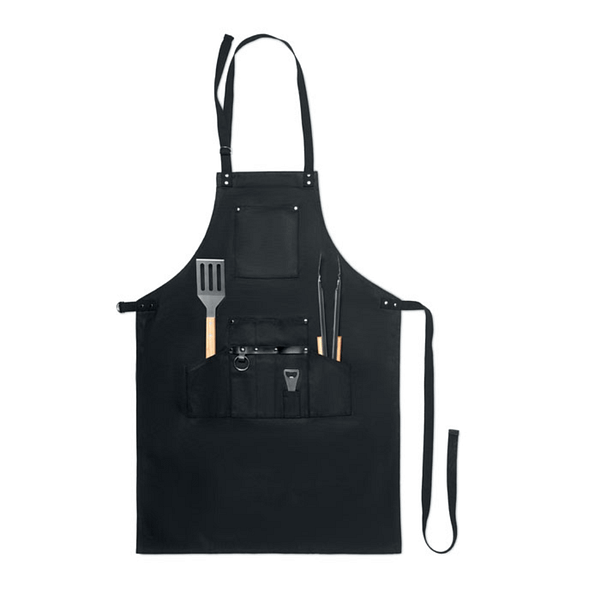 Gadget with logo BBQ set SOUS CHEF Waxed canvas apron barbecue Stainless Steel set. Includes spatula with wooden handle, BBQ tongs, and a metal retractable bottle opener. All the essential tools you need in your outdoor kitchen. Easy access to the tools while cooking. Available color: Black Dimensions: 99X68CM Width: 68 cm Length: 99 cm Volume: 6.1 cdm3 Gross Weight: 1.26 kg Net Weight: 0.968 kg Magnus Business Gifts is your partner for merchandising, gadgets or unique business gifts since 1967. Certified with Ecovadis gold!