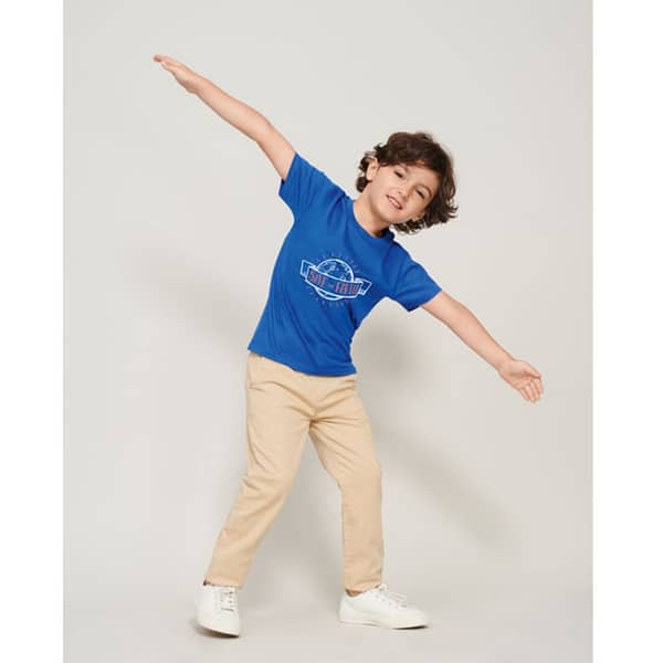 T-shirt with logo PIONEER KIDS T-shirt with logo in organic cotton T-shirt with a naturally softer and more comfortable feel. Ribbed cotton collar, taped neck seam, tubular knit. No-Label. Fabric details: 175 m² single jersey 100% organically grown cotton. OEKO-TEX. Sizes - 2 yrs: 86-94cm (M), 4 yrs: 96-104cm (L), 6 yrs: 106-116cm (XL), 8 yrs: 118-128cm (XXL), 10 yrs: 130-140cm (3XL), 12 yrs: 142-152cm (4XL). Depending on the surface we can use embroidery, engraving, 360° imprint or screen print.