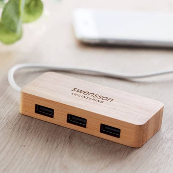 USB gadget with logo Hub VINA USB gadget with logo 3 port 2.0 usb hub in bamboo case. Cable length 18,5 cm. Bamboo is a natural product, there may be slight variations in colour and size per item. Depending on the surface we can use embroidery, engraving, 360° imprint or screen print.