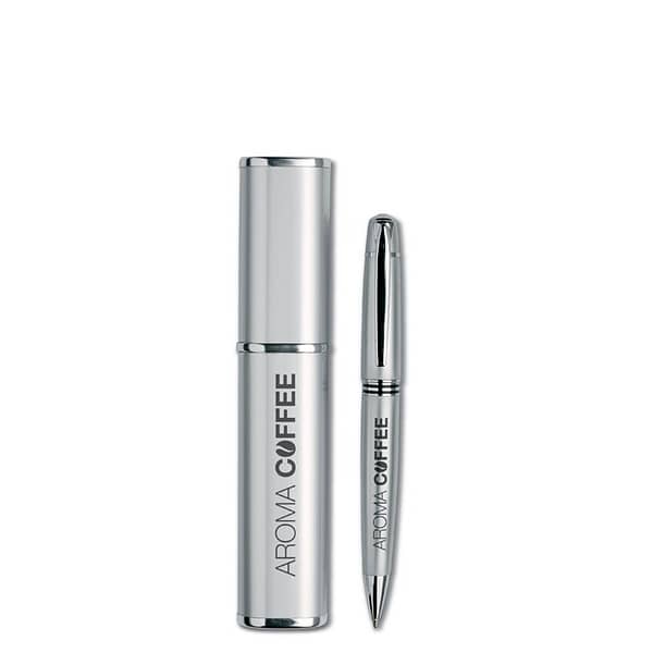Pen with logo OREGON Pen with logo with metal twist. Comes in aluminium gift case. Metal refill with black ink. Available colors: Silver, Black Dimensions: 14,5X2,1X2 CM Width: 2.1 cm Length: 14.5 cm Height: 2 cm Volume: 0.176 cdm3 Gross Weight: 0.066 kg Net Weight: 0.052 kg Depending on the surface we can use embroidery, engraving, 360° imprint or screen print.