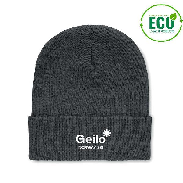 Gadget with logo Beanie POLO RPET Gadget with logo Unisex knitted beanie in soft stretchable RPET polyester with rolled up cuff. Available colors: White/Grey, Black, Blue, White/Black Dimensions: Ø20X21CM Height: 21 cm Diameter: 20 cm Volume: 0.533 cdm3 Gross Weight: 0.082 kg Net Weight: 0.075 kg Depending on the surface we can use embroidery, engraving, 360° imprint or screen print.