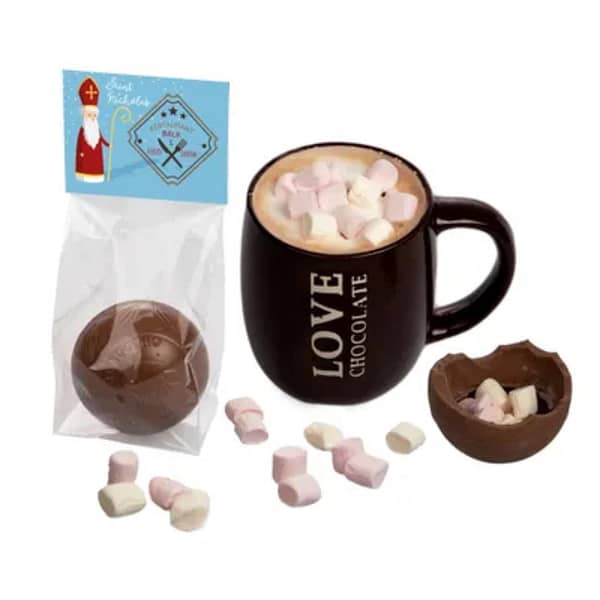 Chocolate ball with logo Hot coco Discover our milk chocolate ball filled with mini marshmallows, packed in a block bag with a full color printed header card. Place the chocolate ball in your mug, pour warm milk over it and within 30 seconds you can enjoy a divine chocolate milk! Order now and experience this delicious treat - 2 weeks delivery time - Mug not included! Dimensions: length 6.50 centimeters - width 4.50 centimeters- height 12 centimeters Magnus Business Gifts is your partner for merchandising, gadgets or unique business gifts since 1967. Certified with Ecovadis gold!
