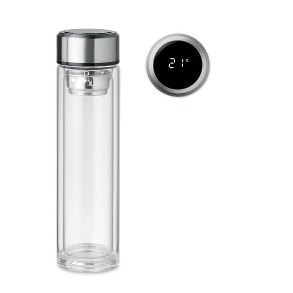 Water bottle with logo POLE GLASS Double wall borosilicate water bottle with logo in glass. It has an LED touch thermometer incorporated in to the top of the lid and tea infuser inside. 1 replaceable CR 2450 battery included. Capacity: 390 ml. Leakfree. Available color: Transparent Dimensions: Ã˜6X23.5CM Height: 23.5 cm Diameter: 6 cm Volume: 1.536 cdm3 Gross Weight: 0.548 kg Net Weight: 0.466 kg Magnus Business Gifts is your partner for merchandising, gadgets or unique business gifts since 1967. Certified with Ecovadis gold!