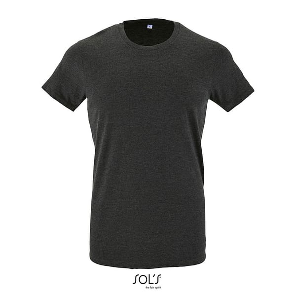 REGENT FIT Men's T-shirt with logo T-shirt with logo in 150g/m² single jersey with modern figure-sewn fit at great price and quality. Only size label in neckline. Banded inside collar, elastane ribbed collar, side seam. Gives good results when ironed. No-Label. Fabric details: 150g/m2 single jersey, 100% semi-combed ring spun cotton. OEKO-TEX. T-shirt Only sold with print We use different printing techniques to add your logo. Depending on the surface we can use embroidery, engraving, 360° imprint or screenprint.