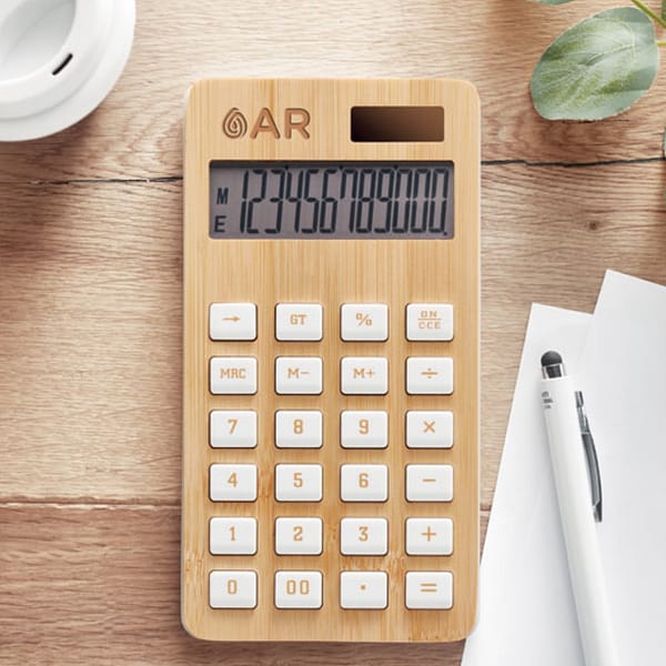 Gadget with logo Calculator 12 digit CALCUBIM 12 digit calculator dual power in ABS with bamboo case. 1 cell battery (LR1131) included. Depending on the surface we can use embroidery, engraving, 360° imprint or screen print.