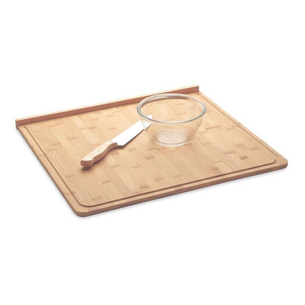 Kitchen gadget with logo KEA BOARD Large bamboo cutting board with groove. Size 38x45x1 cm. This natural looking cutting board will look great in any kitchen and is ideal for meal preparation. Whether you cook with meat or vegetables only, you can cut it all on this large board. This board fits right on the edge of your table or counter top so it will stay in place better. Bamboo is a natural product, there may be slight variations in colour and size per item, which can affect the final decoration outcome.  Magnus Business Gifts is your partner for merchandising, gadgets or unique business gifts since 1967. Certified with Ecovadis gold 2022!