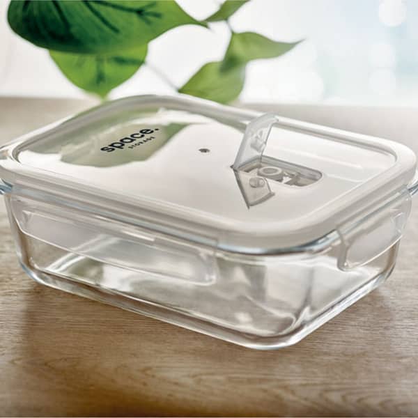 Lunchbox with logo PRAGA High silicate glass lunchbox with logo and air tight locking lid in PP. Suitable for microwave. Capacity 900 ml. Depending on the surface we can use embroidery, engraving, 360° imprint or screen print.