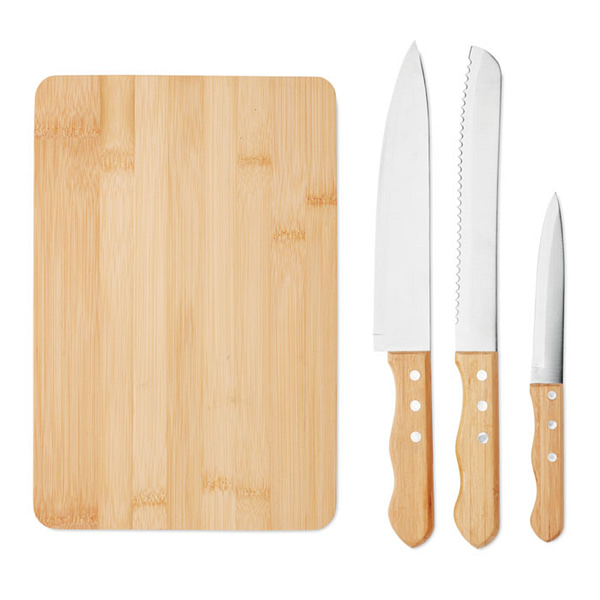 Gadget with logo Cutting board set SHARP CHEF Cutting board set in bamboo with 3 stainless steel knives with bamboo handles. All 3 knives have a bamboo handle for a natural look and nice grip. Bamboo is a natural product, there may be slight variations in colour and size per item, which can affect the final decoration outcome. Dimensions: 36.5X21X3CM Width: 21 cm Length: 36.5 cm Height: 3 cm Volume: 3.1 cdm3 Gross Weight: 1.16 kg Net Weight: 0.653 kg Magnus Business Gifts is your partner for merchandising, gadgets or unique business gifts since 1967. Certified with Ecovadis gold!