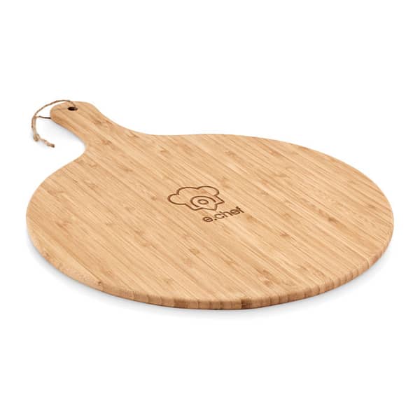 Gadget with logo Cutting board SERVE Cutting board in bamboo wood with convenient serving handle. Ideal for serving food and snacks during parties. Cut vegetables on it or present it as a large cheese board. With a diameter of 31cm it is large enough to also serve pizza on. When you are not using the cutting board, you can hang it up by its jute hanging cord. Dimensions: Ã˜31.5X43.5X0.9CM Width: 0.9 cm Height: 43.5 cm Diameter: 31.5 cm Volume: 1.671 cdm3 Gross Weight: 0.542 kg Net Weight: 0.482 kg Magnus Business Gifts is your partner for merchandising, gadgets or unique business gifts since 1967. Certified with Ecovadis gold!