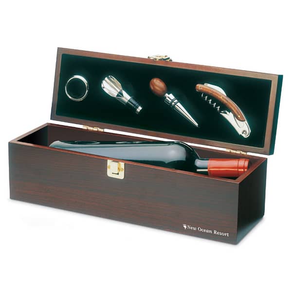 Wine accessoire gift box set COSTIERES Wine set in wooden gift box with space for one wine bottle. Includes bottle collar, pourer, stopper, and corkscrew. Wine bottle not included. Available color: Wood Dimensions: 36,5X12X11 CM Width: 12 cm Length: 36.5 cm Height: 11 cm Volume: 7.691 cdm3 Gross Weight: 1.295 kg Net Weight: 1.007 kg Magnus Business Gifts is your partner for merchandising, gadgets or unique business gifts since 1967. Certified with Ecovadis gold!