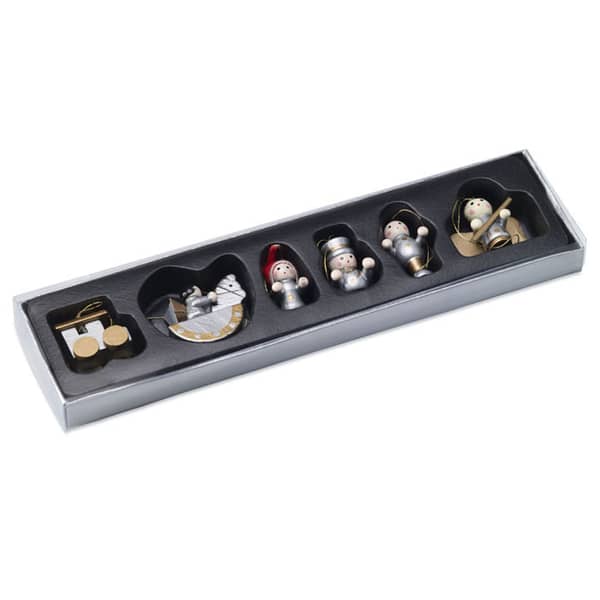 Christmas gadget Decoration HELSINBORG Set of 6 wooden Christmas tree hangers presented in a cardboard box with clear lid. Available color: Multicolor Dimensions: 20X5X1CM Width: 5 cm Length: 20 cm Height: 1 cm Volume: 0.235 cdm3 Gross Weight: 0.03 kg Net Weight: 0.012 kg Magnus Business Gifts is your partner for merchandising, gadgets or unique business gifts since 1967. Certified with Ecovadis gold!