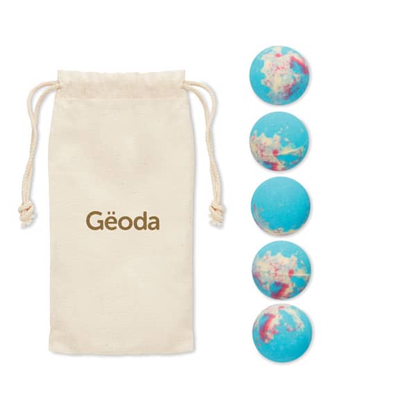 Gadget with logo Bath bombs EXPLOTE 5 effervescent bath bombs set in cotton pouch with logo. Bomb sized Ã˜4 cm in Ocean scent. Treat yourself as if you are in a luxurious spa with these bath bombs. Fill your bathtub with vibrant colours and a wonderful Ocean scent. Close your eyes, relax and breathe in the fresh ocean smell from these bath bombs. A great way to end your day and to destress.Â  Dimensions: 10X17 CM Width: 17 cm Length: 10 cm Volume: 0.512 cdm3 Gross Weight: 0.381 kg Net Weight: 0.331 kg Magnus Business Gifts is your partner for merchandising, gadgets or unique business gifts since 1967. Certified with Ecovadis gold!