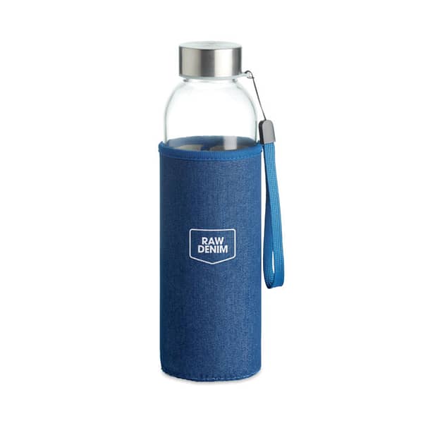 Water bottle with logo UTAH DENIM Drinking bottle in glass with logo with denim look neoprene pouch. Not suitable for carbonated drinks. Capacity: 500 ml. Leak free. Available color: Blue Dimensions: Ã˜6X22CM Height: 22 cm Diameter: 6 cm Volume: 1.52 cdm3 Gross Weight: 0.393 kg Net Weight: 0.336 kg Magnus Business Gifts is your partner for merchandising, gadgets or unique business gifts since 1967. Certified with Ecovadis gold!
