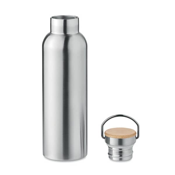 Water bottle with logo HELSINKI MED Double wall Stainless Steel insulating vacuum water bottle with logo with bamboo lid and carry handle. Capacity: 750 ml. Leak free. Â Keep your drinks cold or hot with this insulated bottle. Bring your favourite coffee, tea or hot chocolate with you by carrying the flask by its handle. The bamboo lid gives this stainless steel flask a nice, natural touch. Available color: Matt Silver Dimensions: Ã˜7X26CM Height: 26 cm Diameter: 7 cm Volume: 2.15 cdm3 Gross Weight: 0.45 kg Net Weight: 0.372 kg Magnus Business Gifts is your partner for merchandising, gadgets or unique business gifts since 1967. Certified with Ecovadis gold!