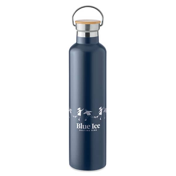 Water bottle with logo HELSINKI LARGE Double wall Stainless Steel insulating vacuum water bottle with logo with bamboo lid and carry handle. Capacity: 1L. Keep your drinks cold or hot with this insulated bottle. Bring your favourite coffee, tea or hot chocolate with you by carrying the flask by its handle. The bamboo lid gives this stainless steel flask a nice, natural touch. Available color: Dark Navy, Matt Silver, Black Dimensions: Ã˜8X31.5CM Height: 31.5 cm Diameter: 8 cm Volume: 3.2 cdm3 Gross Weight: 0.567 kg Net Weight: 0.469 kg Magnus Business Gifts is your partner for merchandising, gadgets or unique business gifts since 1967. Certified with Ecovadis gold!