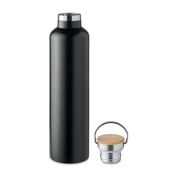 Water bottle with logo HELSINKI LARGE Double wall Stainless Steel insulating vacuum water bottle with logo with bamboo lid and carry handle. Capacity: 1L. Keep your drinks cold or hot with this insulated bottle. Bring your favourite coffee, tea or hot chocolate with you by carrying the flask by its handle. The bamboo lid gives this stainless steel flask a nice, natural touch. Available color: Dark Navy, Matt Silver, Black Dimensions: Ã˜8X31.5CM Height: 31.5 cm Diameter: 8 cm Volume: 3.2 cdm3 Gross Weight: 0.567 kg Net Weight: 0.469 kg Magnus Business Gifts is your partner for merchandising, gadgets or unique business gifts since 1967. Certified with Ecovadis gold!