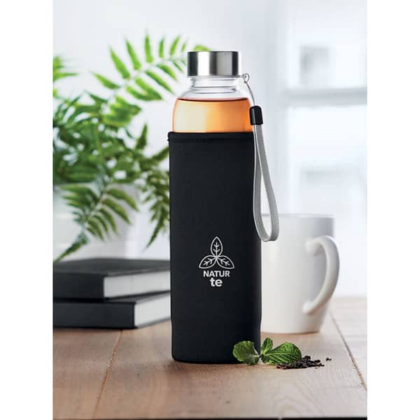 Water bottle with logo UTAH TEA Single wall in high borosilicate glass bottle with tea infuser and neoprene pouch. Not suitable for carbonated drinks. Capacity 500 ml. Leak free. Laser engraving is not possible on borosilicate glass. Available color: Black Dimensions: Ã˜6X24CM Height: 24 cm Diameter: 6 cm Volume: 1.723 cdm3 Gross Weight: 0.415 kg Net Weight: 0.358 kg Magnus Business Gifts is your partner for merchandising, gadgets or unique business gifts since 1967. Certified with Ecovadis gold!