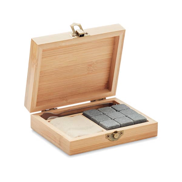 Ice cubes Gift box with logo DUNDALK Reusable stone set in bamboo gift box. Includes 9 reusable stone ice cubes with storage cotton pouch and tongs. Bamboo is a natural product, there may be slight variations in colour and size per item, which can affect the final decoration outcome. Magnus Business Gifts is your partner for merchandising, gadgets or unique business gifts since 1967. Certified with Ecovadis gold!