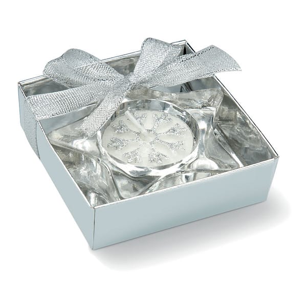 Christmas gadget Tea light holder in glass STARIO Star shaped glass tea light candle holder in silver box with transparent cover and decorative ribbon. Tea light included. Available color: Matt Silver Dimensions: 8X7,5X2,5 CM Width: 7.5 cm Length: 8 cm Height: 2.5 cm Volume: 0.226 cdm3 Gross Weight: 0.139 kg Net Weight: 0.135 kg Magnus Business Gifts is your partner for merchandising, gadgets or unique business gifts since 1967. Certified with Ecovadis gold!
