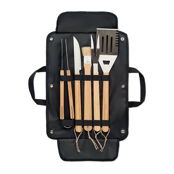 Gadget with logo BBQ toolkit ALLIER Gadget with logo, 5-piece BBQ toolkit in stainless steel with wooden handle and waxed canvas pouch. Includes Spatula, knife, tongs, fork and basting brush. Available color: Black Dimensions: 45X15X4CM Width: 15 cm Length: 45 cm Height: 4 cm Volume: 4.6 cdm3 Gross Weight: 1.15 kg Net Weight: 0.937 kg Depending on the surface we can use embroidery, engraving, 360° imprint or screen print.