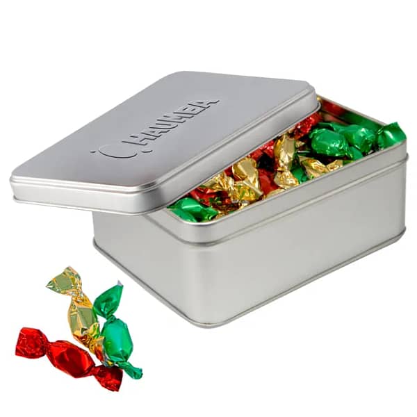 Sweets with logo Metallic tin Delicious Christmas sweets in a tin, get into the Christmas spirit, a delicious gift for your staff, customers and/or business contacts Rectangular tin 0.9 liters with an embossing filled with approx. 175 grams of sweets. Available color: Silver Magnus Business Gifts is your partner for merchandising, gadgets or unique business gifts since 1967. Certified with Ecovadis gold!
