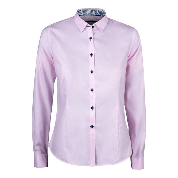 Woman shirt with logo -Sharp, colorful & playful is the definition! A two-tone pinhead oxford weave gives the shirt a luxurious structure. The extreme cut-away collar sets the edge, and the modern, colorful contrast details, play’s it off. What you cannot see behind the scenes, is of course where the real magic happens.  Magnus Business Gifts is your partner for merchandising, gadgets or unique business gifts since 1967. Certified with Ecovadis gold!