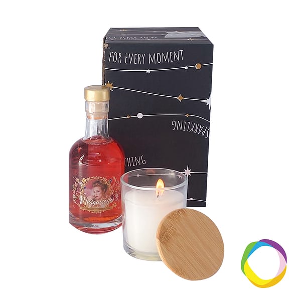Gift box Zen Moment🌼 A gift box for every occasion that is sure to impress! This box contains Marquisette Amaro & a white vanilla candle in a glass container with bamboo lid. Marquisette is a premium non-alcoholic spritz, based on orange peel, gentian root and herbs. Delicious on the rocks or in combination with a mild tonic or fruit juice! Bamboo is a natural material, so the color and dimensions may vary per item. 20 Burning hours. Magnus Business Gifts is your partner for merchandising, gadgets or unique business gifts since 1967. Certified with Ecovadis gold!