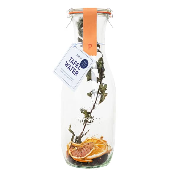 Gadget apéro Carafe table water with dried fruit Our refreshing table waters come in a beautiful carafe with glass lid and clamps. With this you not only give a delicious, but also lasting gift. Inside the bottle you can find a refreshing combination of lemon slices, orange slices, blueberries and mint! Different flavors possible - Dimensions: 6 x 6 x 25 CM - Package: EAN Sticker Fill the bottle with water. Leave for at least 30 minutes and serve immediately. Feel free to refill with water a few times during the day. The fruit and leaves give off a lot of flavour. Magnus Business Gifts is your partner for merchandising, gadgets or unique business gifts since 1967. Certified with Ecovadis gold!